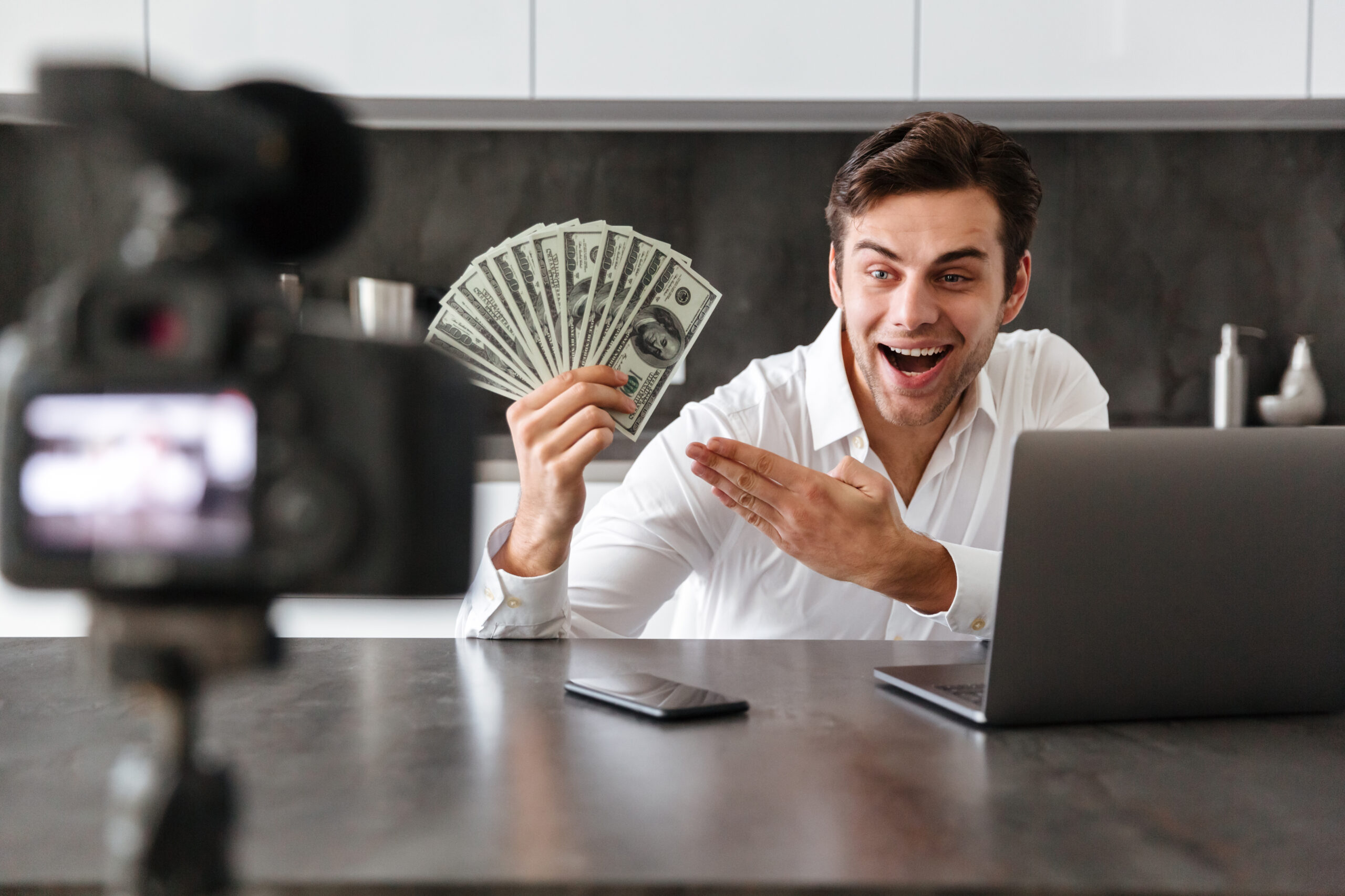 ¿Cuánto cobra un influencer por publicidad?