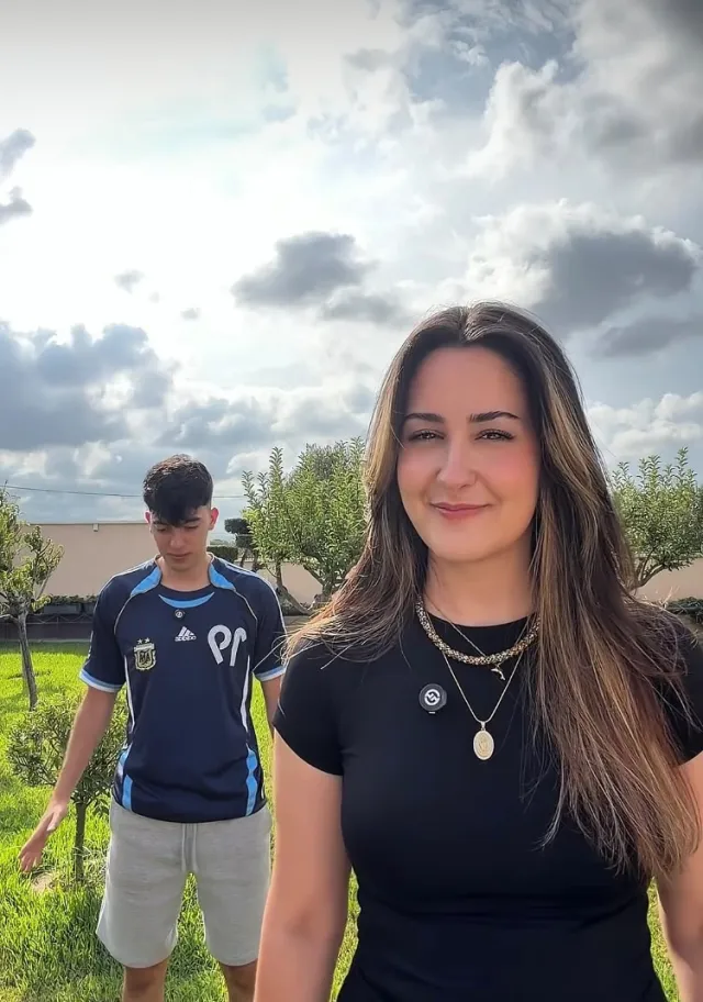 Portada de un reel de la campaña de Linkia FP en Instagram: una joven sonríe a cámara en un jardín, con un chico detrás