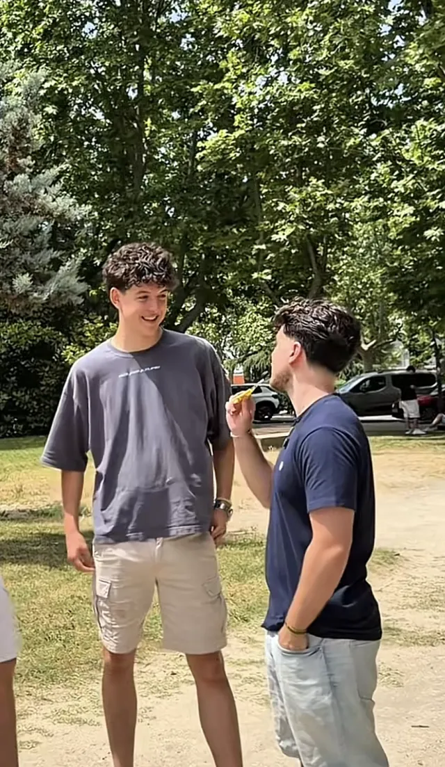 Portada de un vídeo de la campaña de Linkia FP en TikTok: dos chicos conversan en un parque entre árboles