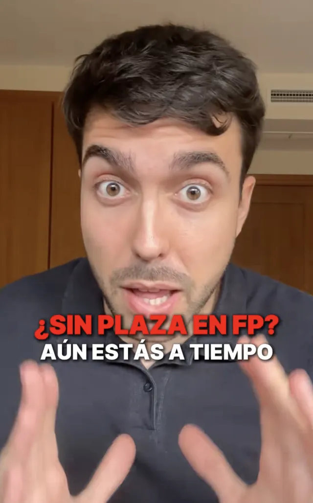 Portada de un vídeo de la campaña de Linkia FP en TikTok: un chico habla a cámara con gesto de sorpresa y el texto «¿Sin plaza en FP? Aún estás a tiempo»
